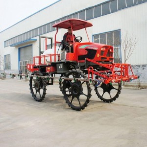 Self-propelled amphibious farm sprayer