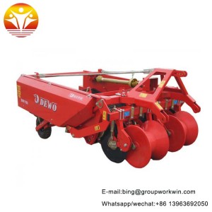 Hold the potato harvester by hand